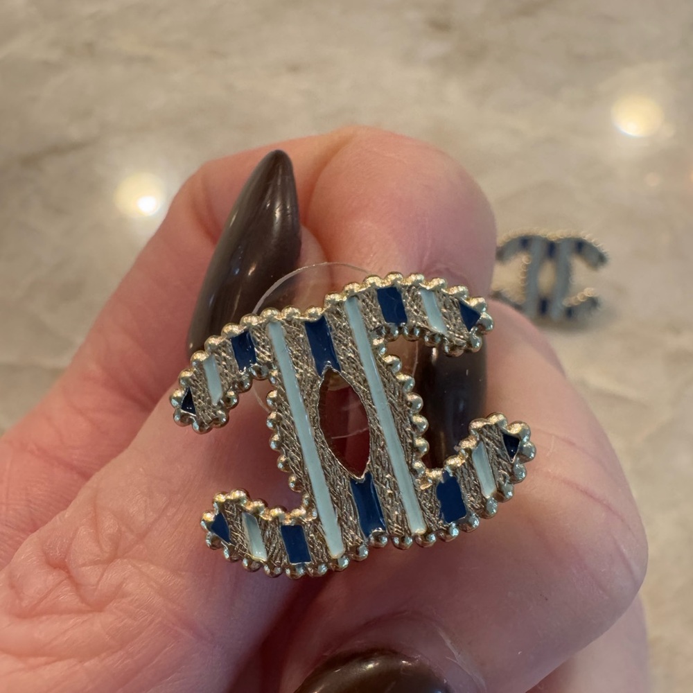 Chanel bi-color striped earrings SS2024 Collection - Picture 4 of 5